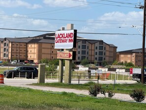 A sign for Lackland Gateway Inn with an entrance arrow. - Lackland Gateway Inn (San Antonio)