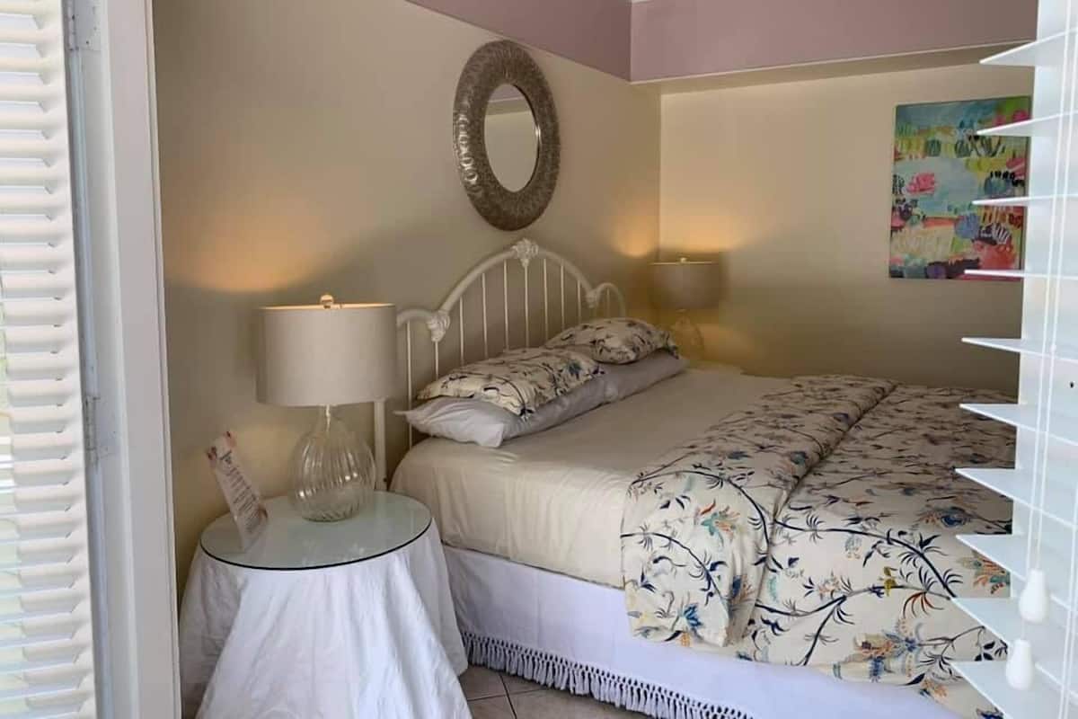 Decoración personalizada, wifi gratis y ropa de cama