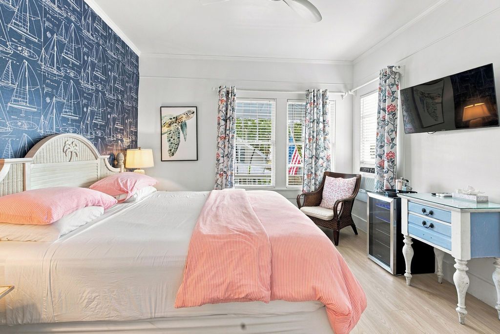 Newly Renovated Tropical King 2nd floor | Premium bedding, WiFi (free), individually decorated