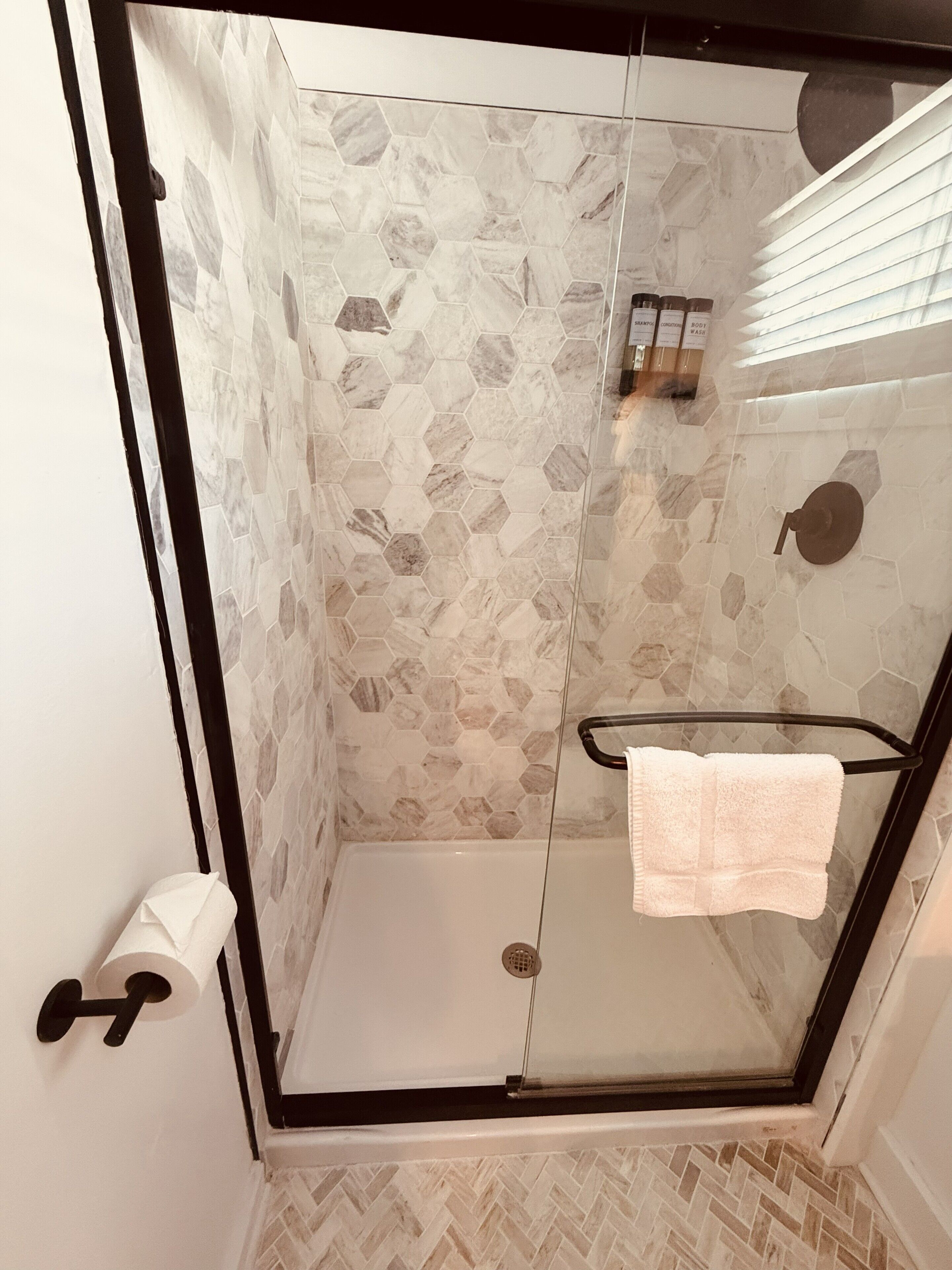 Tropical King | Baño | Regadera, regadera tipo lluvia, amenidades de baño de diseñador 