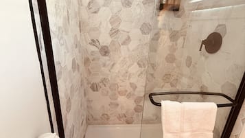 Tropical King | Baño | Regadera, regadera tipo lluvia, amenidades de baño de diseñador
