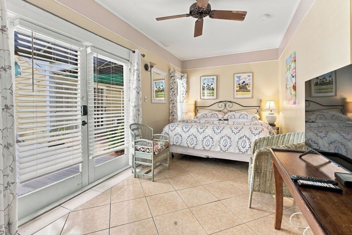 Tropical King, Pool Side, Groud Floor | Premium bedding, WiFi (free), individually decorated