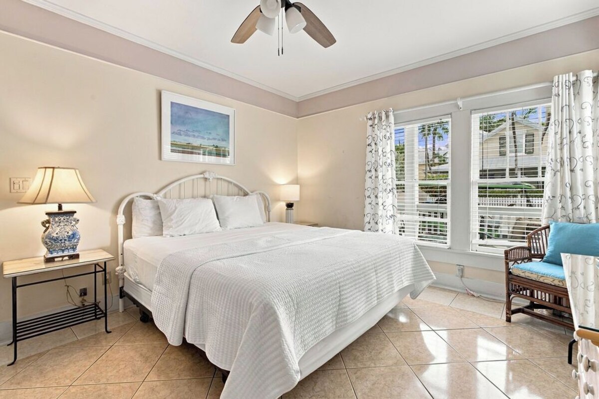 Tropical King, Island View, Ground Floor | Premium bedding, WiFi (free), individually decorated