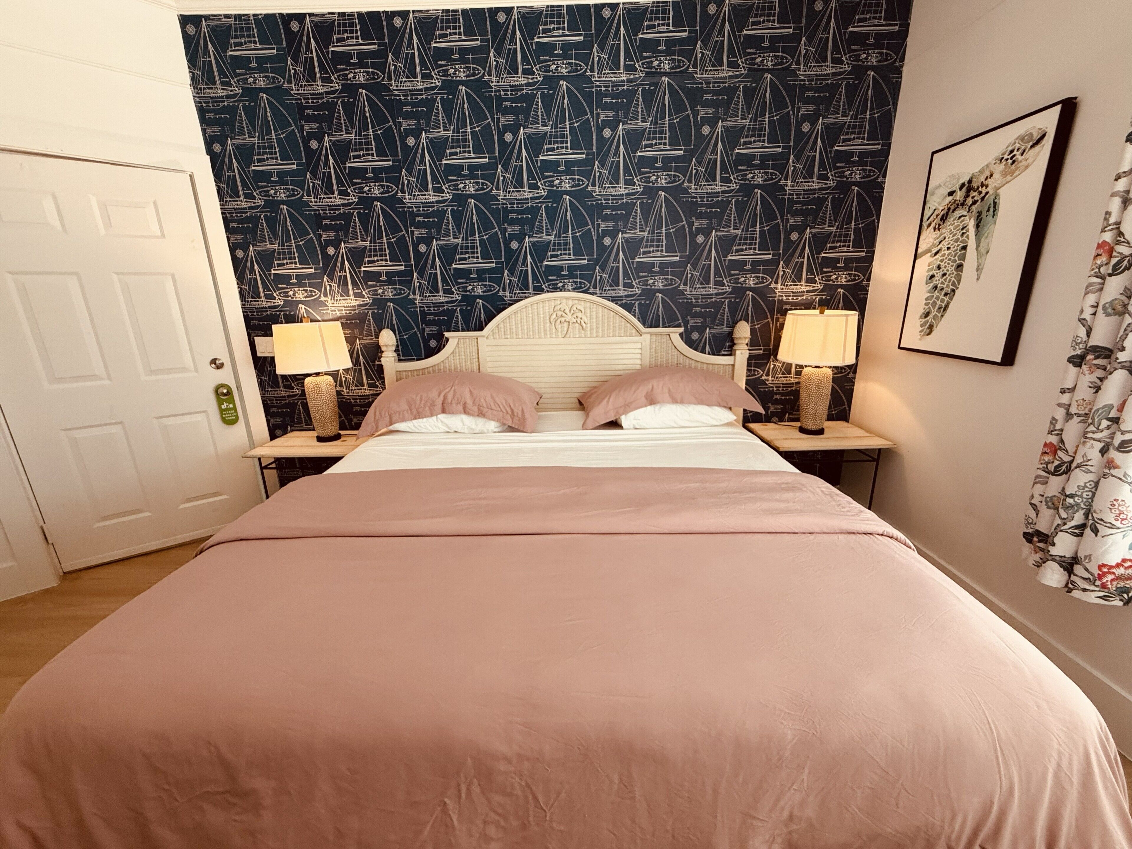 Tropical King, Island View, Ground Floor | Premium bedding, WiFi (free), individually decorated