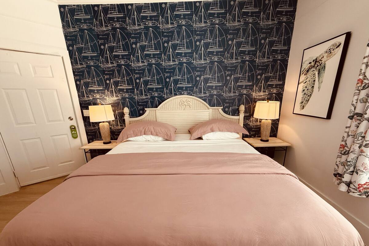 Tropical King | Premium bedding, WiFi (free), individually decorated