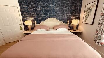 Tropical King, Island View, Ground Floor | Premium bedding, WiFi (free), individually decorated