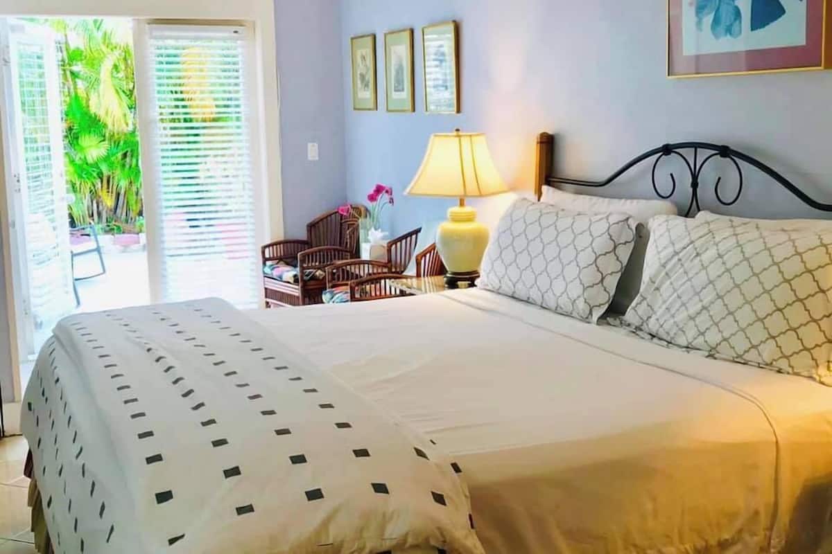 Tropical King | Decoración personalizada, wifi gratis y ropa de cama