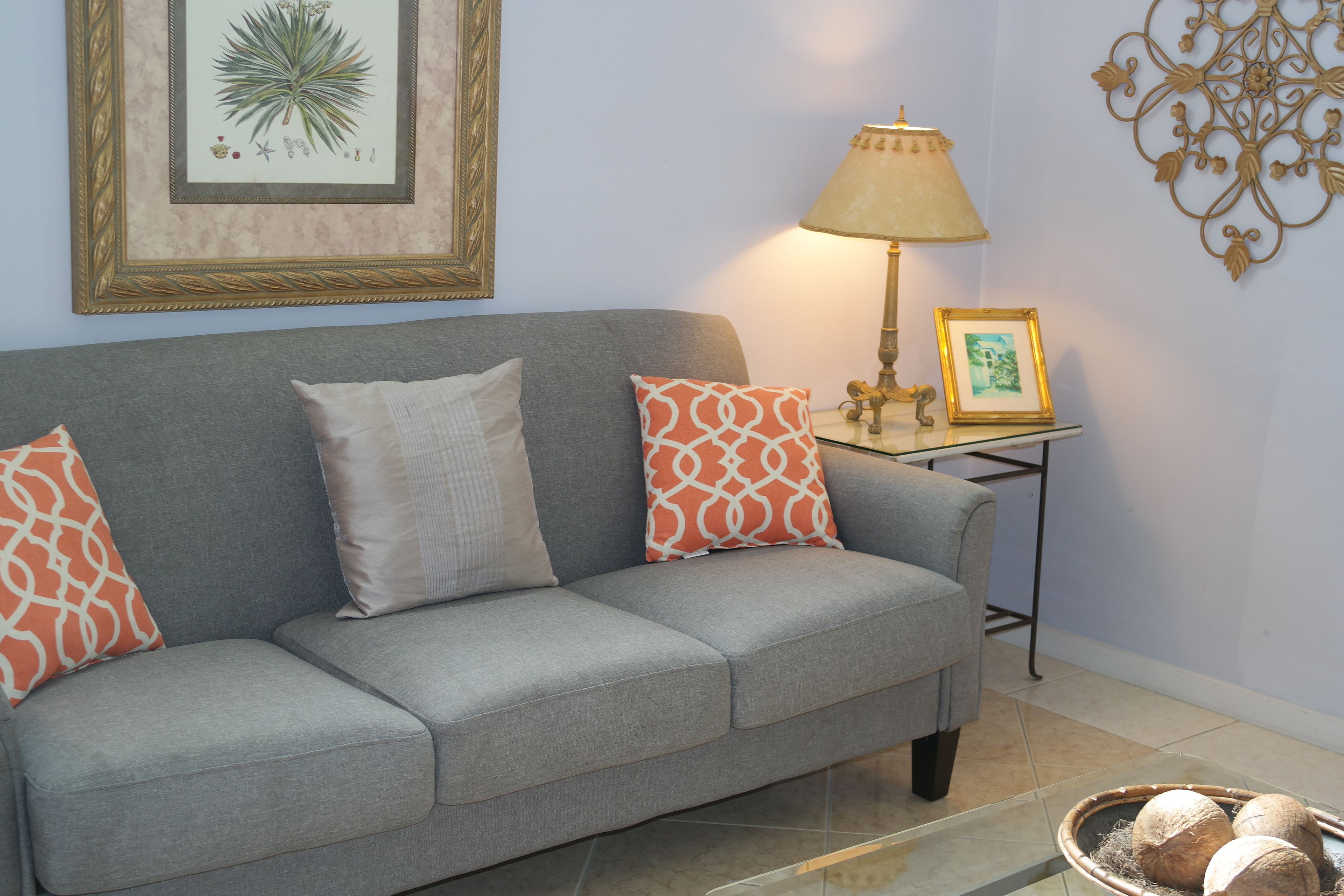 Conch Cottage | Zona de estar | Smart TV de 45 pulgadas con canales digitales, Hulu