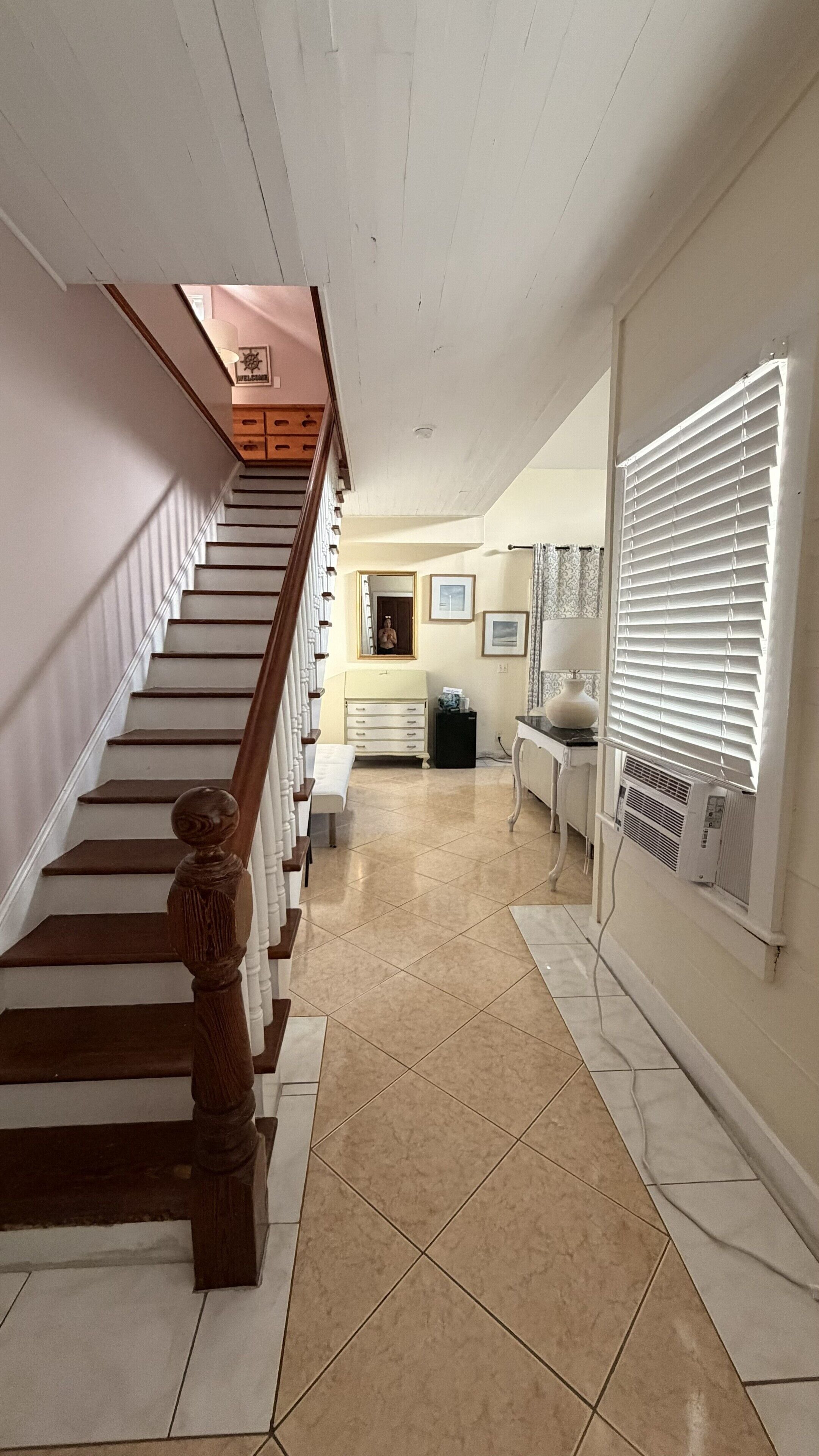 Conch Cottage | Zona de estar | Smart TV de 45 pulgadas con canales digitales, Hulu