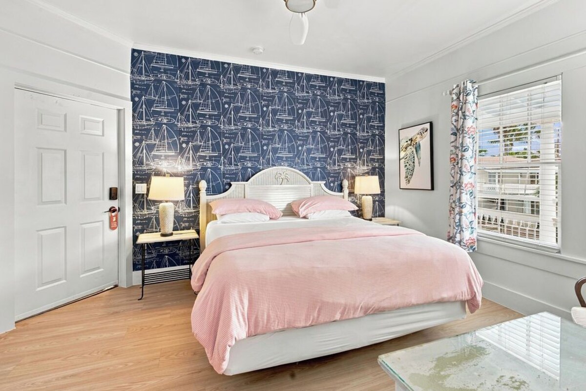 Newly Renovated Tropical King 2nd floor | Premium bedding, WiFi (free), individually decorated