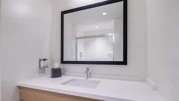Combined shower/tub, free toiletries, hair dryer, towels