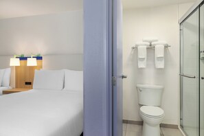 Premium bedding, desk, iron/ironing board, free WiFi