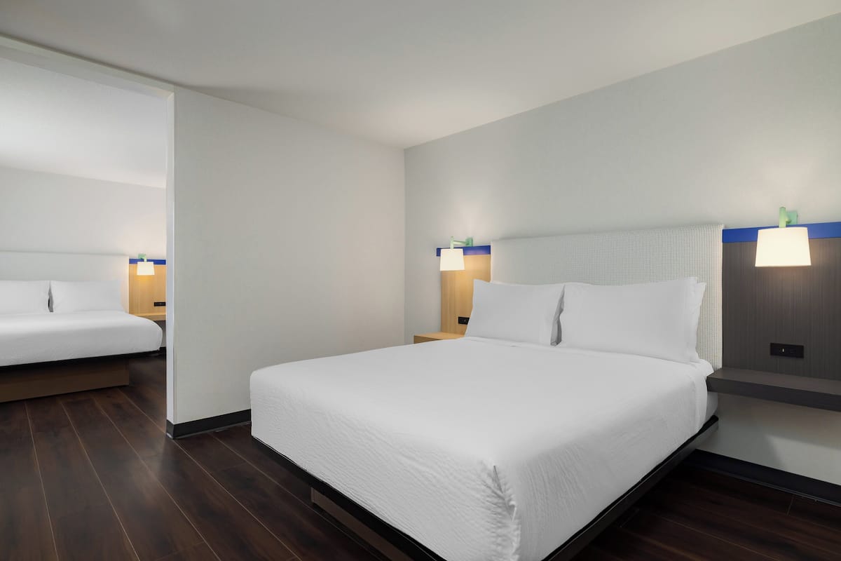 Premium bedding, desk, iron/ironing board, free WiFi