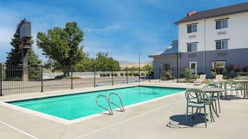 Alberca al aire libre y camastros