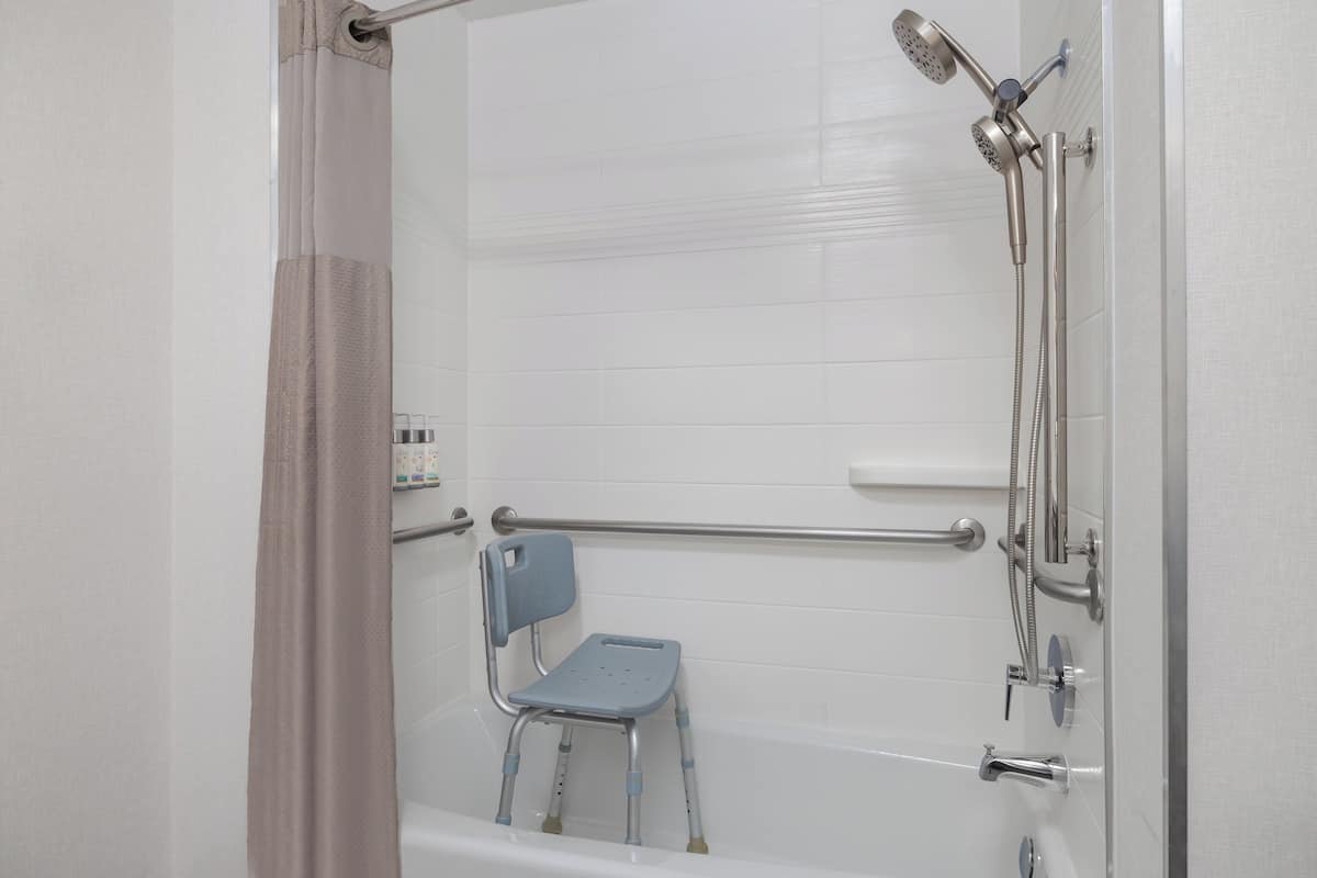 Premium bedding, desk, iron/ironing board, free WiFi