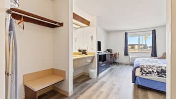 Bantalan ekstra lembut, meja kerja, dan ruang kerja ramah laptop