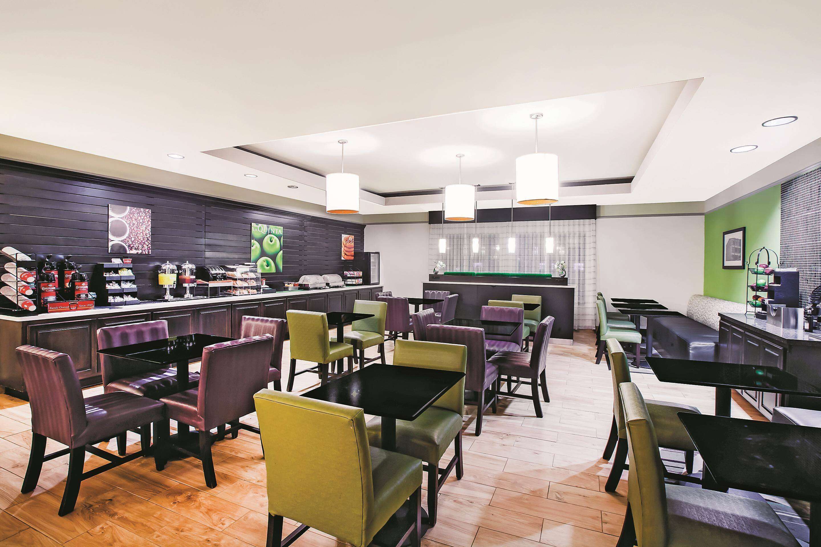En moderne restaurant med barområde, flere siddepladser og et rent, tidssvarende design.