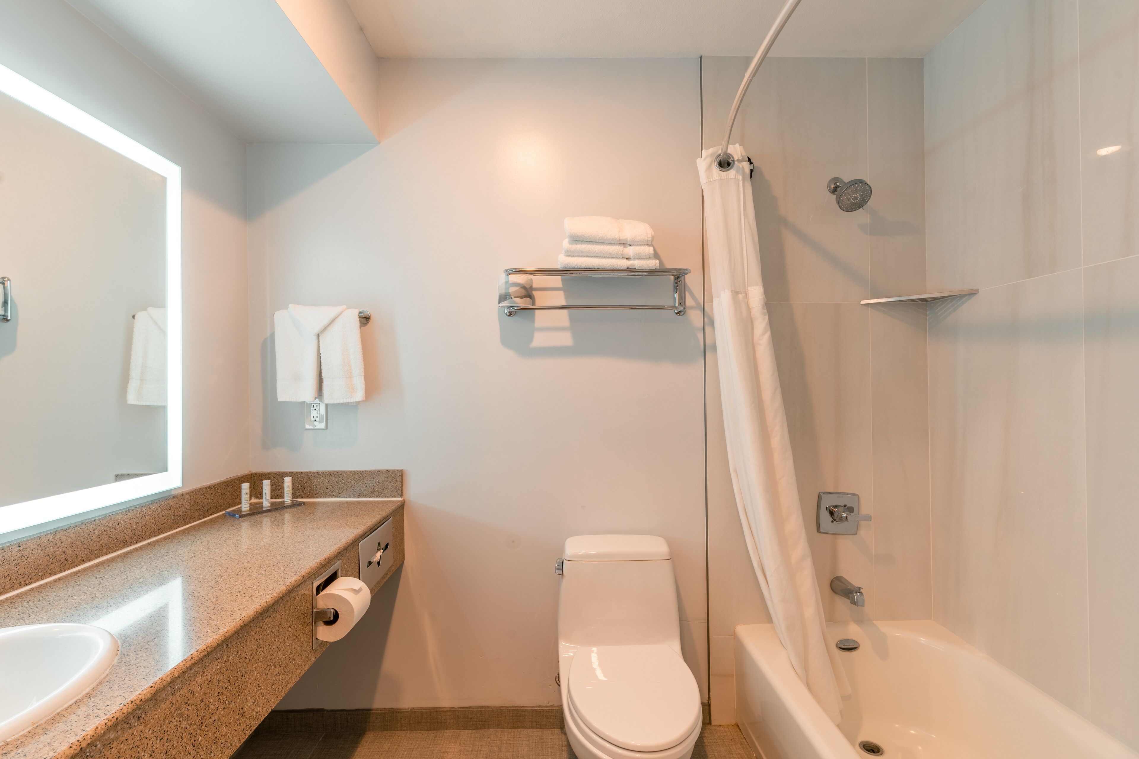 combined shower/bathtub, hydromassage showerhead, free toiletries