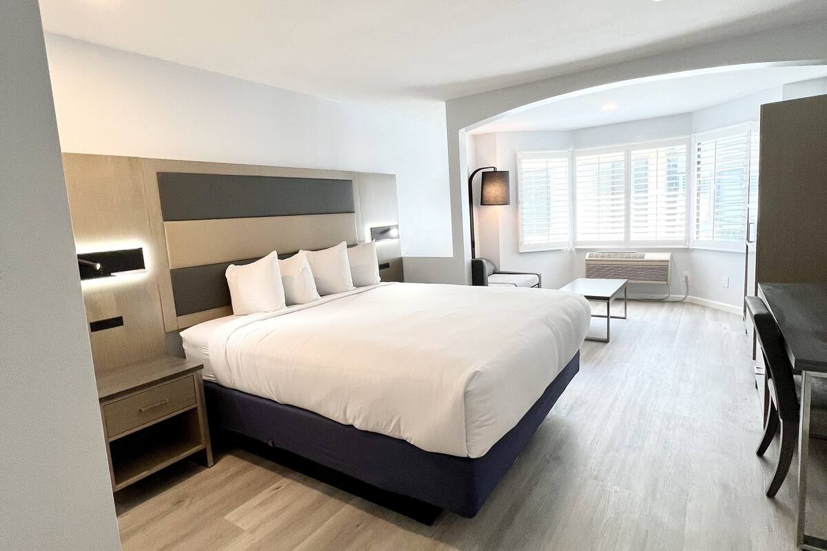 business room, 1 king bed | 1 bedroom, pillow-top beds, in-room safe, desk