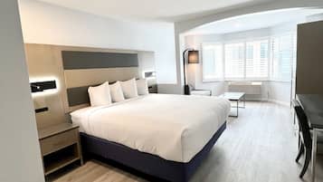 Habitación empresarial, 1 cama King size | Camas con pillow-top, escritorio y cortinas blackout
