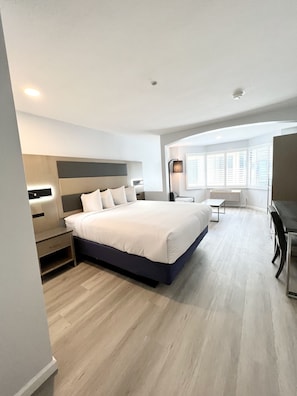 Business Room, 1 King Bed | Pillow-top beds, in-room safe, desk, blackout curtains