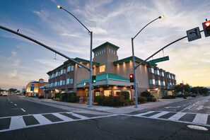 Exterior - Hotel Aluxor SFO (San Bruno)