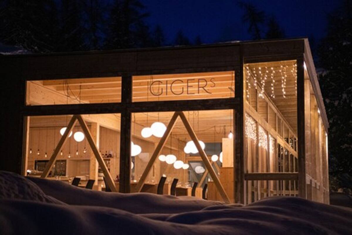 2 restaurants, lunch, dinner served; international cuisine