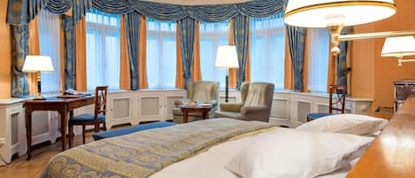 Suite junior | Ropa de cama de alta calidad, edredón, camas con pillow-top y minibar
