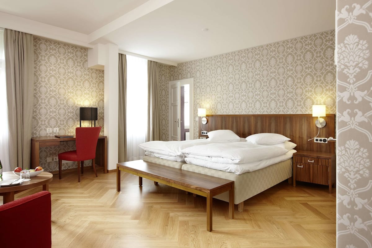 Junior Suite | Premium bedding, down comforters, pillowtop beds, minibar