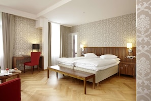 Junior Suite | Premium bedding, down duvets, pillow-top beds, minibar