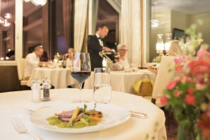2 Restaurants, Mittagessen, Abendessen, internationale Küche