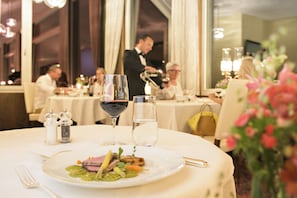 2 restaurants, lunch, dinner served; international cuisine