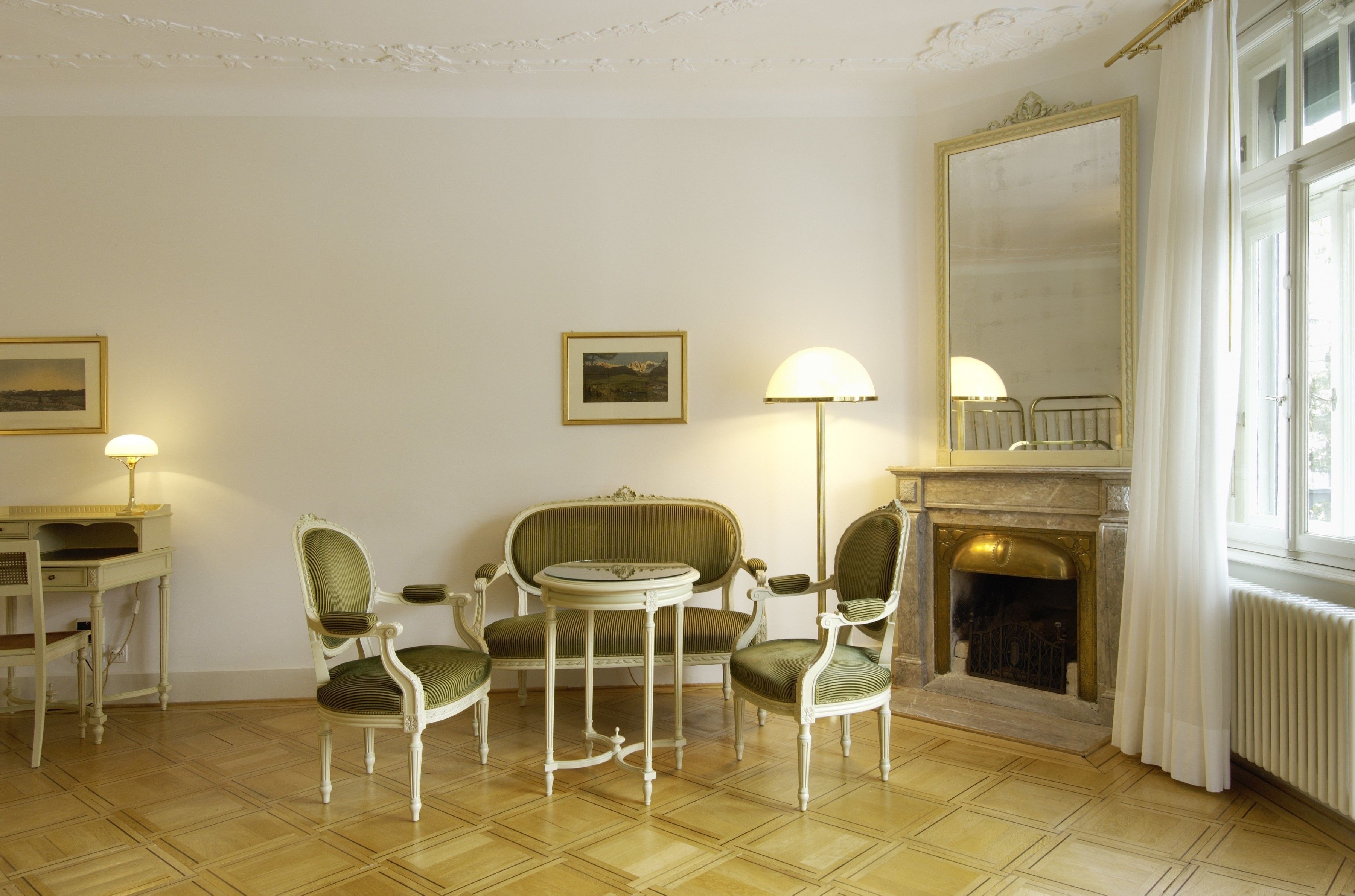 junior suite | living area | flat-screen tv, pay films