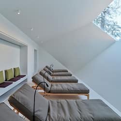 Een sauna, een stoombad, lichaamsbehandelingen, Thaise massages