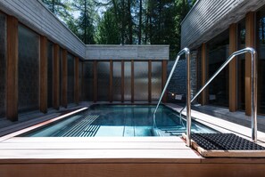 สระว่ายน้ำในร่ม, สระว่ายน้ำกลางแจ้ง