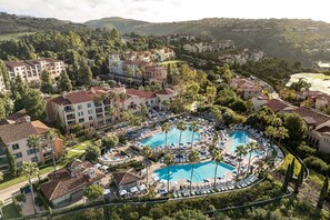5 Außenpools, Sonnenschirme