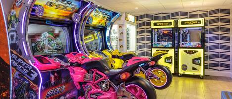 Spelautomater med motorcyklar som man kan tävla med, inklusive en rosa som är märkt med "SCC".