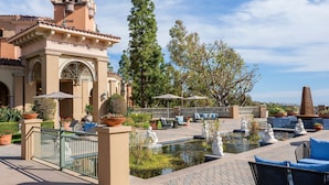 A courtyard with a fountain, outdoor seating, and a Preview Center Gallery. - Marriott's Newport Coast Villas (Newport Beach)