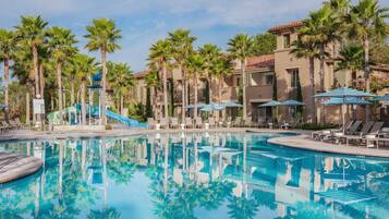 5 piscinas al aire libre, sombrillas