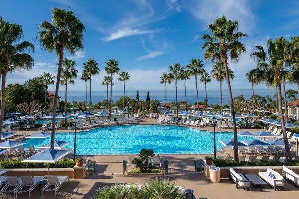 5 piscines extérieures, parasols de plage