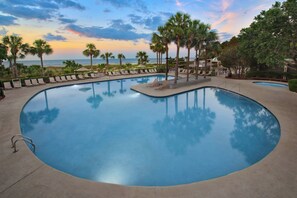 Indoor pool, 5 outdoor pools, pool umbrellas, sun loungers - Marriott's Grande Ocean (Hilton Head Island)