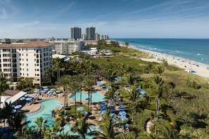 4 outdoor pools, sun loungers
