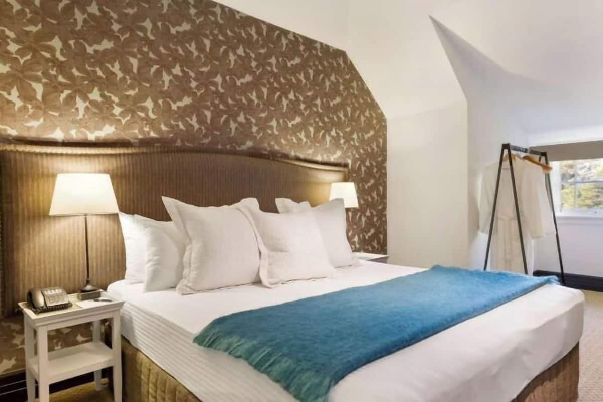 Escritorio, cortinas opacas, tabla de planchar con plancha y wifi gratis