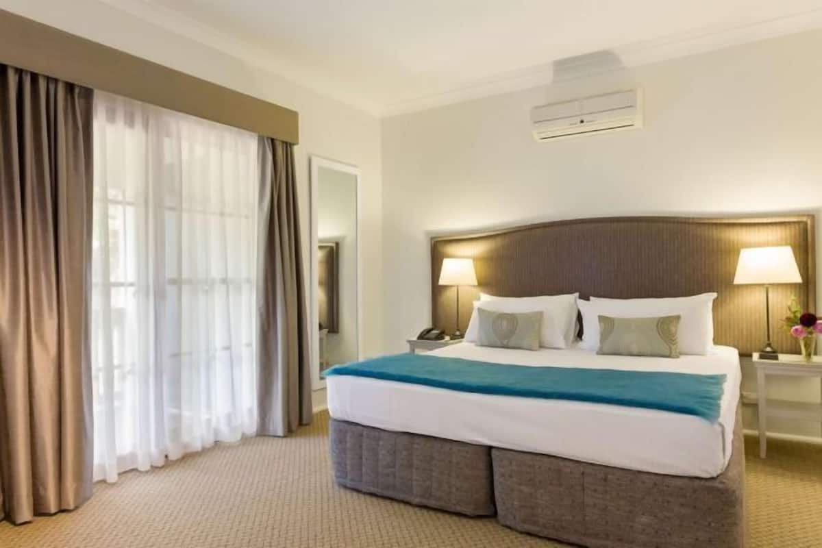 Desk, blackout curtains, iron/ironing board, free WiFi