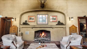 Serveert ontbijt en diner, internationale gerechten