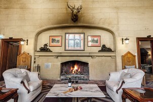 Breakfast and dinner served, international cuisine