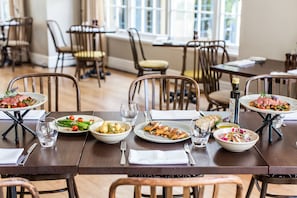 Déjeuner et souper servis sur place, cuisine internationale
