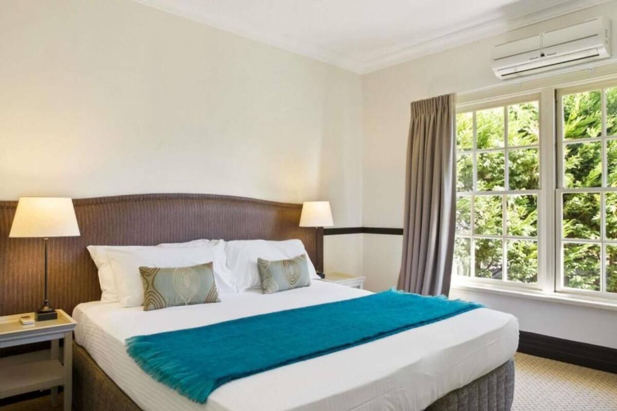 Suite, area taman | Meja kerja, tirai kedap cahaya, setrika/meja setrika, dan Wi-Fi gratis