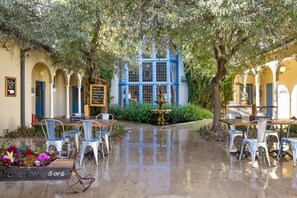 Aperto a colazione e cena, cucina internazionale