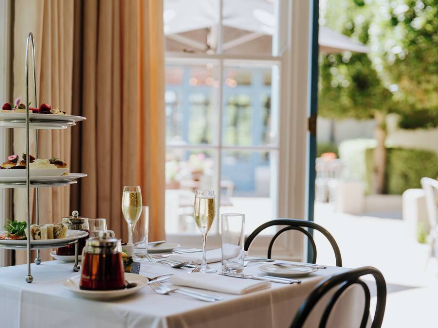 Breakfast and dinner served, international cuisine